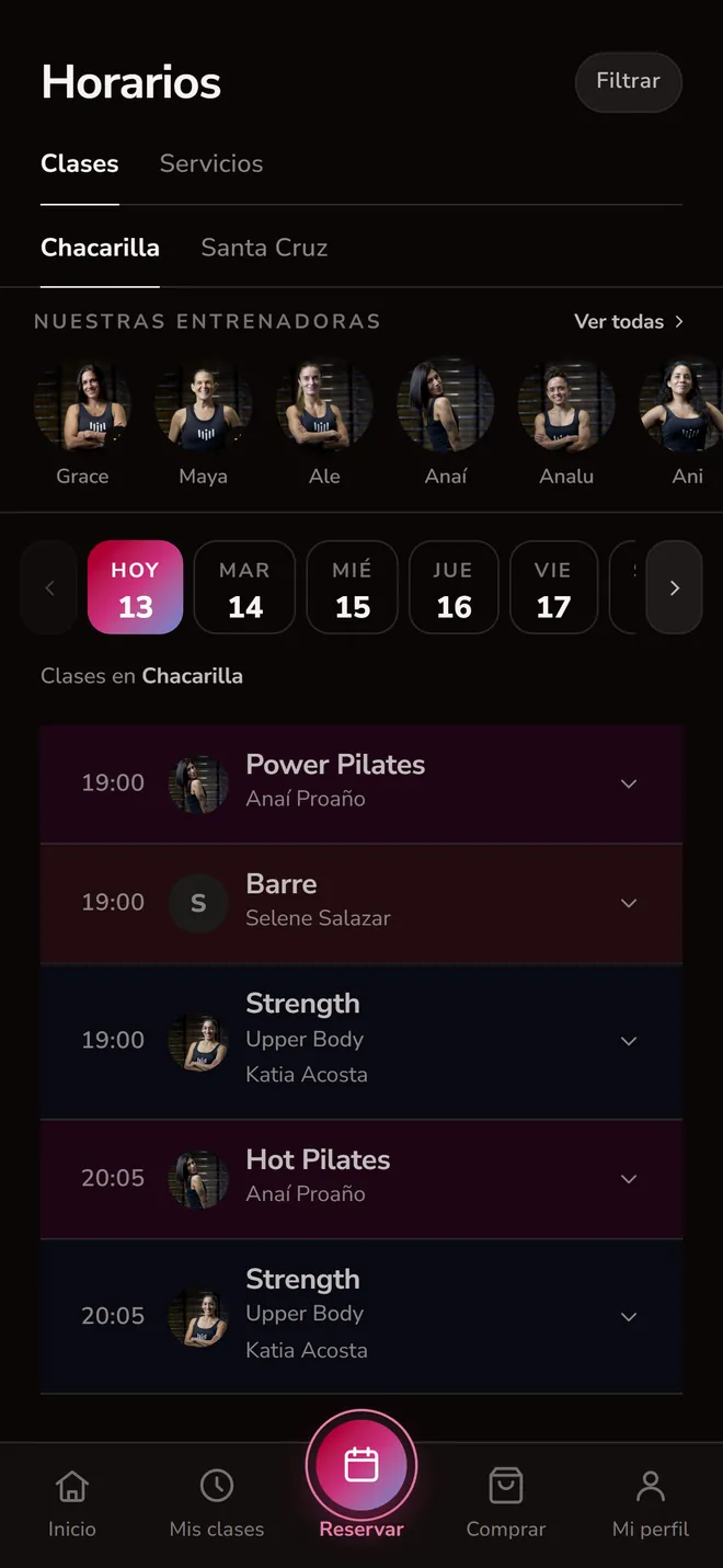 Pantalla de horarios de LIFT+: las clases del día en Chacarilla con su hora y su entrenadora.